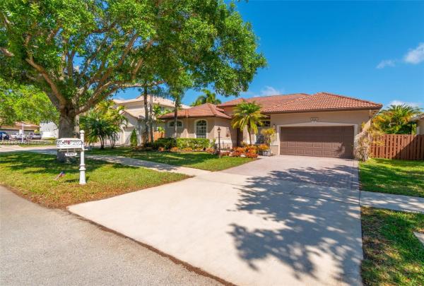 Stoneridge Lake Estates, 16547 Mariposa Cir S, Pembroke Pines, Florida 33027, image 3