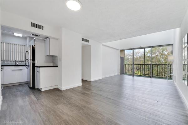 8860 Fontainebleau Blvd #504, Unincorporated Dade County, Florida 33172, image 1
