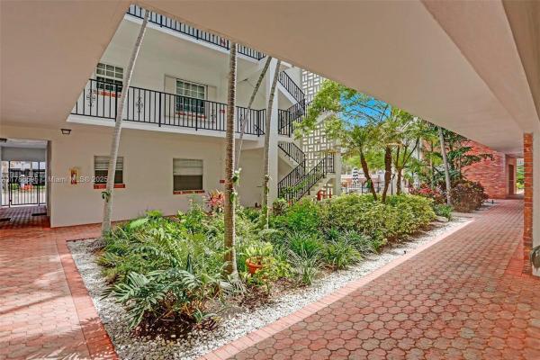 Colonial Manor East, 2500 NE 9th St #111, Fort Lauderdale, Florida 33304, image 1