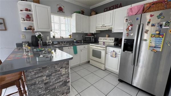 Villas Of Deerwood, 12222 SW 148th St, Three Lakes, Florida 33186, image 2