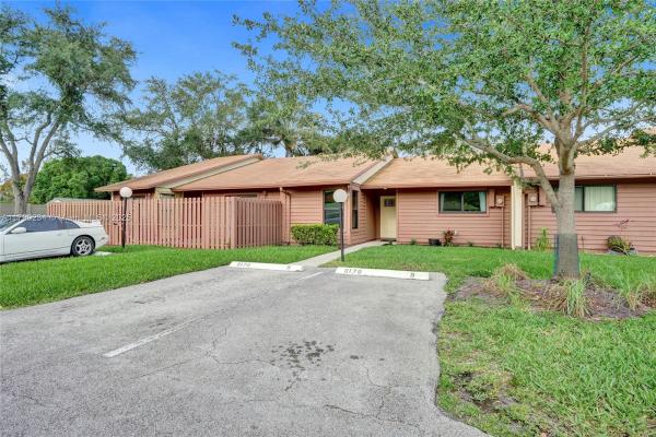 Banyan Lakes, 6179 Pine Tree Ln #B, Tamarac, Florida 33319, image 2