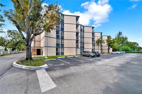 Las Brisas At Country Club Of Miami, 7125 NW 186th St #B104, Hialeah, Florida 33015, image 1