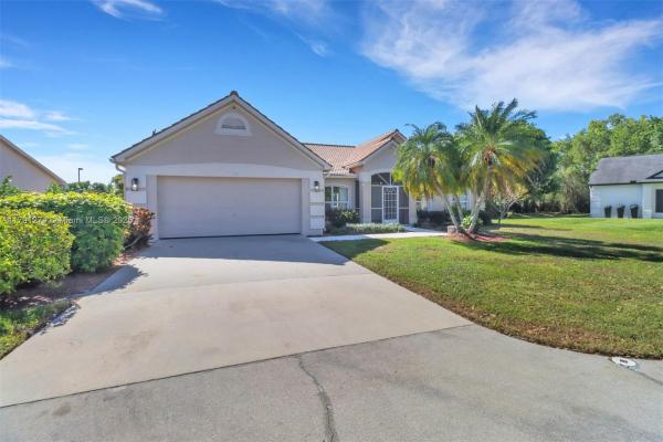 172 Plantation Cir #172, Naples, Florida 34104, image 1