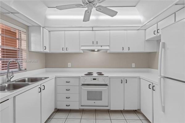 Live Oak Of Pine Island Ridge, 9470 Live Oak Pl #304, Davie, Florida 33324, image 1