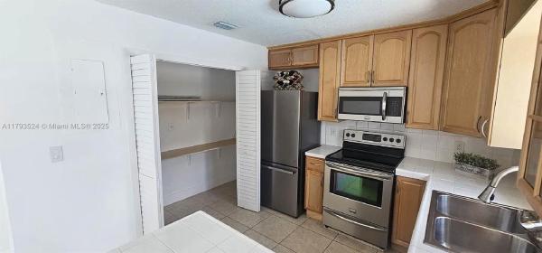 Garson, 14661 SW 50th St, Kendale Lakes, Florida 33175, image 3