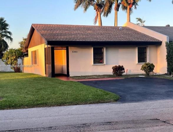 Bent Tree Lake Central, 5201 SW 139th Ct, Kendale Lakes, Florida 33175, image 1