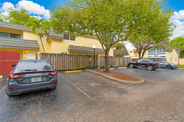 Kendale Lakes Townhouses, 8425 SW 137th Ave, Kendale Lakes, Florida 33183, image 2