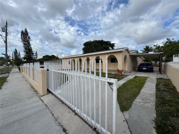 Heftler Homes, 4701 SW 104th Ct, Westwood Lakes, Florida 33165, image 2