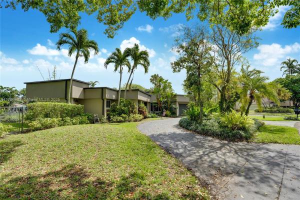 Jacaranda Country Club, 610 Lake Dasha Cir, Plantation, Florida 33324, image 1