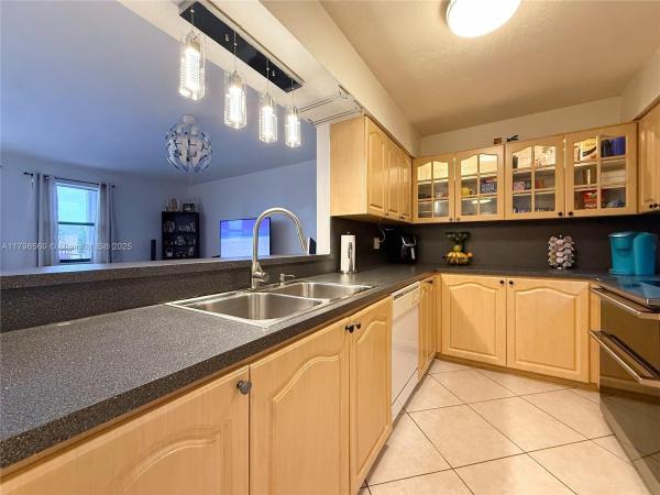 Visions At Fountainbleau Park 2, 8425 NW 8th St #403, Fountainebleau, Florida 33126, image 3