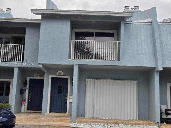 Grand Key Canal Townhouses, 2115 NE 44th St, Lighthouse Point, Florida 33064, image 1