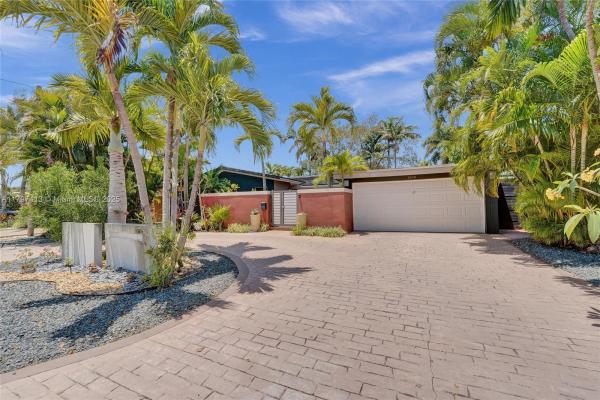 Middle River Manor, 2213 NE 17th Ave, Wilton Manors, Florida 33305, image 1