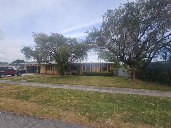 10775 Westwood Lake Dr, Unincorporated Dade County, Florida 33165, image 1