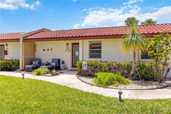 Golden Lakes Village, 302 Lake Evelyn Dr, West Palm Beach, Florida 33411, image 3