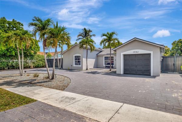 Country Lake Manors, 19361 NW 61st Ave, Hialeah, Florida 33015, image 2