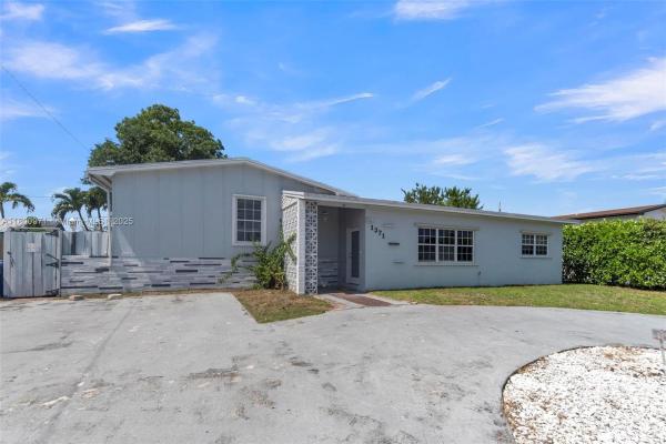 1371 NW 198th St, Miami, Florida 33169, image 1
