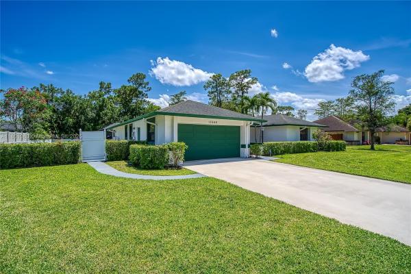 Pinewood Manor Of Wellington, 13644 Ishnala Cir, Wellington, Florida 33414, image 3