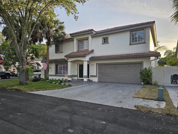 Lakes On The Green Gwendolyn, 19110 NW 88th Ct, Hialeah, Florida 33018, image 2