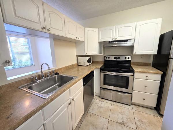 The Sterling Villages Of Palm Beach Lakes, 16104 Glenmoor Dr, West Palm Beach, Florida 33409, image 3