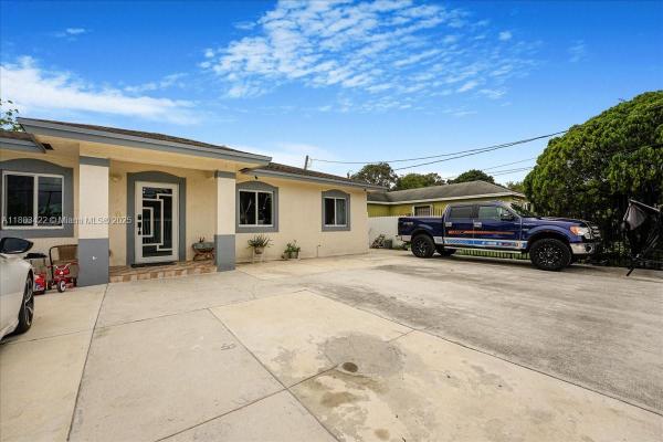 810 NW 112th St, Unincorporated Dade County, Florida 33168, image 1