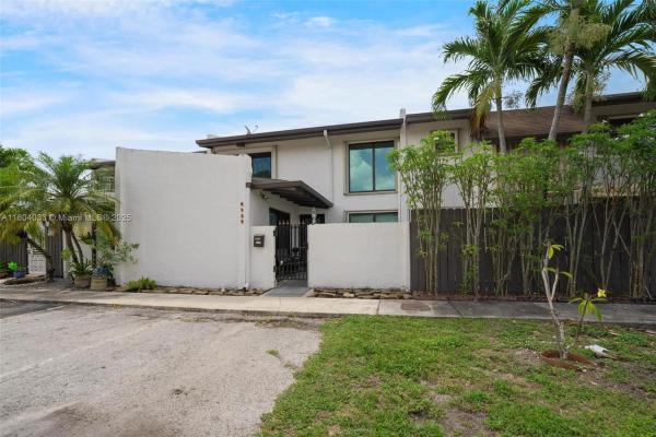 Snapper Creek Townhouses, 6929 SW 109th Pl, Kendall, Florida 33173, image 3