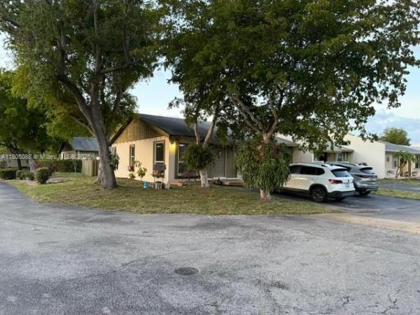 Devon Aire Villas, 12261 SW 118th Ter, The Crossings, Florida 33186, image 2
