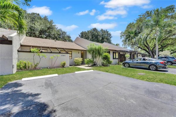 East Lakes Townhomes, 1561 NW 98th Ter, Pembroke Pines, Florida 33024, image 3