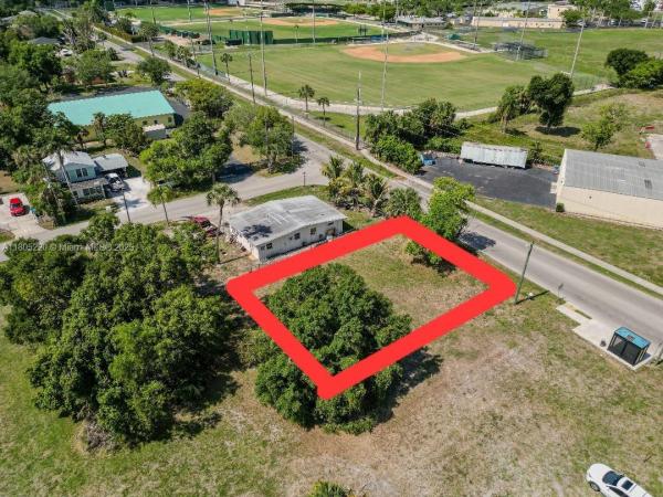 933 Veronica Shoemaker, Fort Myers, Florida 33916, image 1
