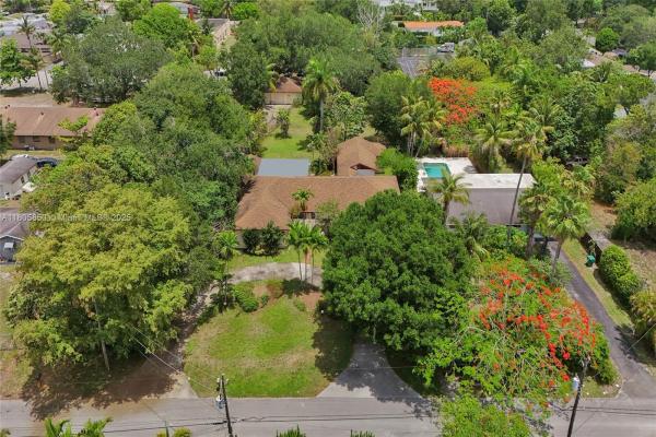 Biscayne Gardens, 65 NE 152nd St, Golden Glades, Florida 33162, image 2