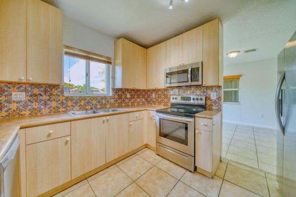 Pelican Bay At Old Cutler Lakes, 9018 SW 211th Ln, Cutler Bay, Florida 33189, image 2