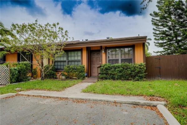 Cedarwoods At Pembroke Lakes, 10181 E Cypress Ct, Pembroke Pines, Florida 33026, image 2