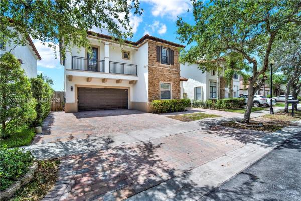 557 SE 37th Pl, Unincorporated Dade County, Florida 33033, image 1