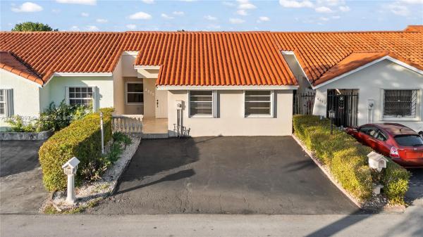 Bird Lakes Townhouses, 4609 SW 143rd Pl, Kendale Lakes, Florida 33175, image 1