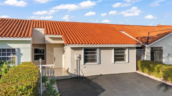Bird Lakes Townhouses, 4609 SW 143rd Pl, Kendale Lakes, Florida 33175, image 3