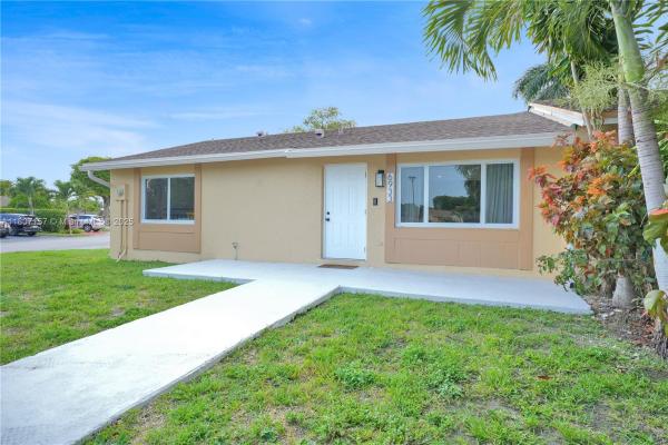 Westwind Lakes Townhouses, 6933 SW 152nd Ct, Kendall West, Florida 33193, image 1