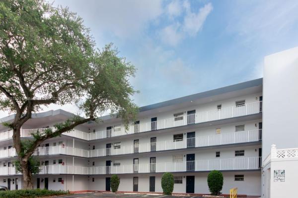 Royal Oaks, 447 NE 195th St #217, Ives Estates, Florida 33179, image 1