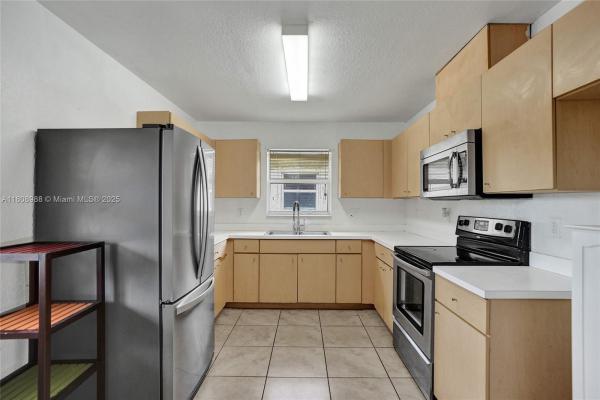 Rock Island Oaks, 2221 NW 24th Ct, Fort Lauderdale, Florida 33311, image 2