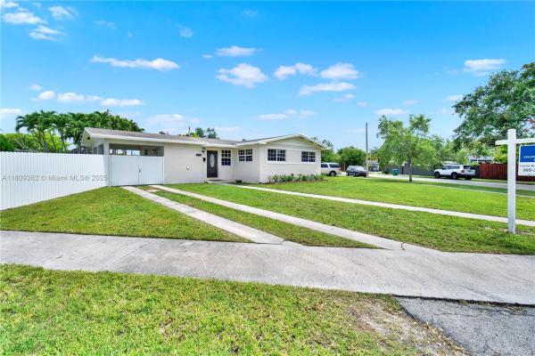 Pine Tree Manor, 19610 Christmas Rd, Cutler Bay, Florida 33157, image 2