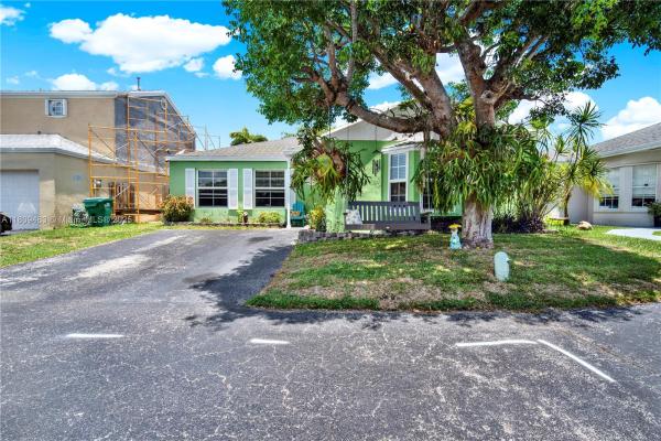 Villas Of Deerwood, 12663 SW 144th Ter, Three Lakes, Florida 33186, image 2