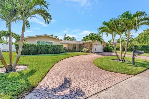 Jacaranda Country Club, 651 E Lake Dasha Dr, Plantation, Florida 33324, image 1