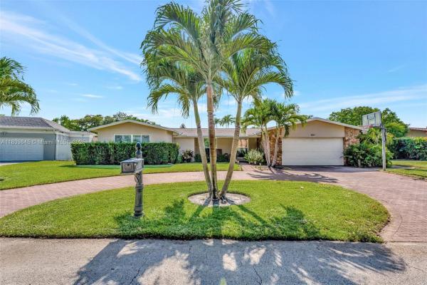 Jacaranda Country Club, 651 E Lake Dasha Dr, Plantation, Florida 33324, image 2