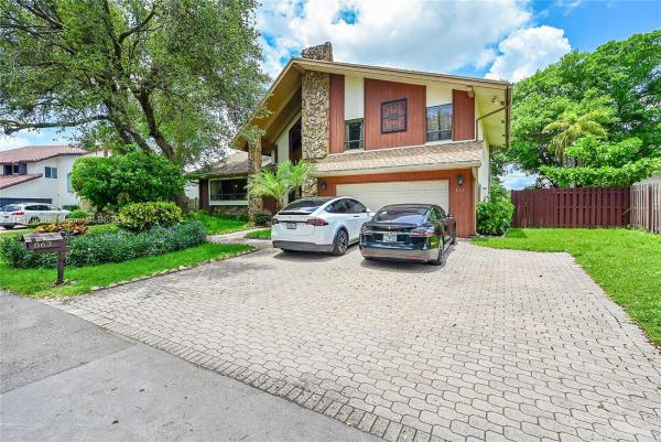 Coco Plum Estates At Jacaranda, 863 W Coco Plum Cir, Plantation, Florida 33324, image 1