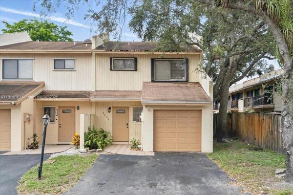 Colonial Lakes Villas Of Stirling Pointe, 4225 N 76th Ave, Davie, Florida 33024, image 1