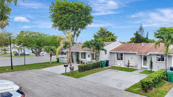 Evergreen Homes Villas, 5651 SW 139th Pl, Kendale Lakes, Florida 33183, image 3