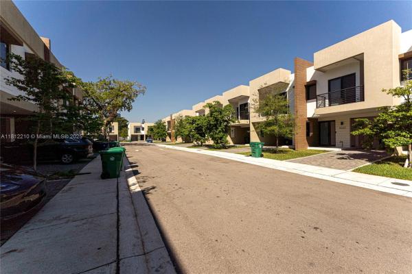 Oaks Place, 4141 N Oak Pl, Dania Beach, Florida 33314, image 1
