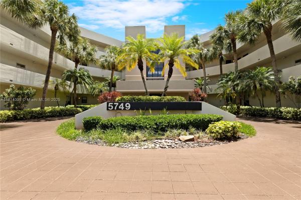 Camino Real Village, 5749 Camino Del Sol #403, Boca Raton, Florida 33433, image 1