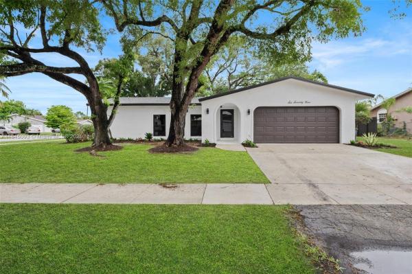 Boca Raton Square, 679 SW 17th Ct, Boca Raton, Florida 33486, image 1