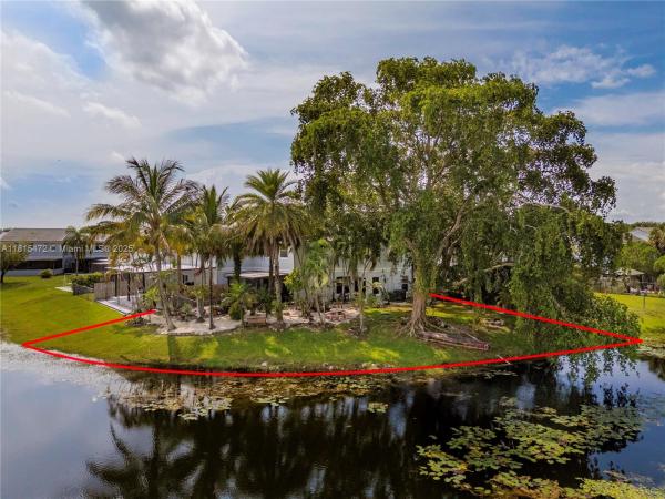 Les Chateaux, 4821 Grapevine Way, Davie, Florida 33331, image 3