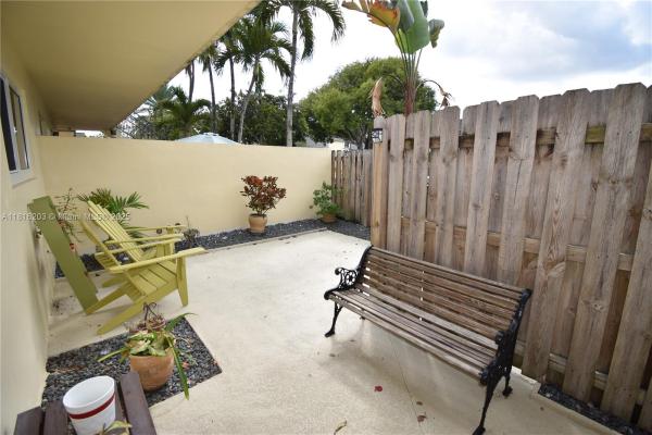 Kendale Lakes Townhouses, 8469 SW 137th Ave, Kendale Lakes, Florida 33183, image 2