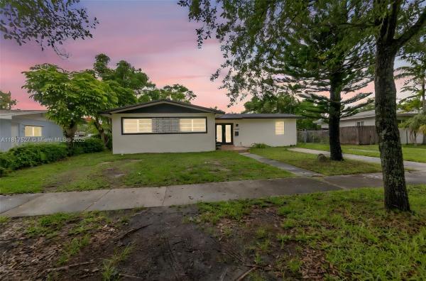 Pine Tree Manor, 19420 Christmas Rd, Cutler Bay, Florida 33157, image 3